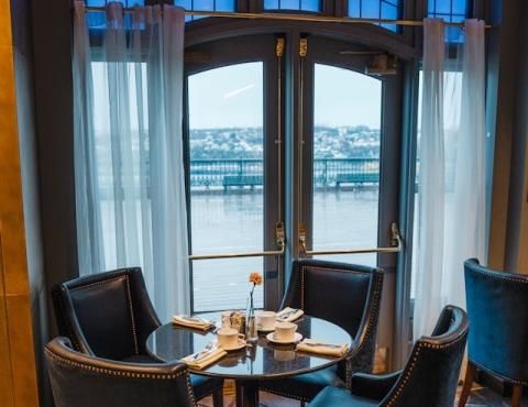 restauracja nad rzeką